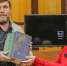 Книги в подарок прозаику Станиславу Колокольникову вручает начальник управления Алтайского края по культуре и архивному делу, председатель редакционного совета журнала «Алтай» Елена Безрукова - Портал Вечерний Барнаул