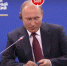 Путину подарили сувенир в виде синего петуха - ИА Амител