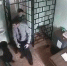 Опубликовано видео, на котором начальник колонии избивает заключенного. - Яблоко