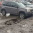 В центре Барнаула автомобиль провалился в яму на парковке - Сетевое издание Толк