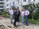 Заместитель председателя БГД Сергей Струченко проверил ход работ по благоустройству двора по ул. Попова, 79.