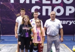 Алтайские гиревики Дмитрий Кечайкин (слева), Антон Проценко, Доминика Дроздова (слева), Софья Каньшина и тренер Владимир Дергунов