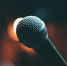 Микрофон / Фото: unsplash.com/photos/a-microphone-that-is-sitting-on-a-stand-ekHSHvgr27k - ИА Амител