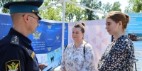 Судебные приставы развернули свою площадку в парке «Изумрудный» на масштабном мероприятии «Карьерный движ. Семья. Работа» - УФССП