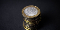 Рубли / Фото: unsplash.com/photos/a-stack-of-ten-pound-coins-sitting-on-top-of-each-other-o5PAtORjDxc - ИА Амител