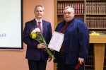 Ректор Сергей Бочаров вручил награды сотрудникам АлтГУ ко Дню преподавателя высшей школы