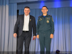В Михайловском зампредседателя Правительства Алтайского края Игорь Степаненко и начальник ГУ МЧС России по Алтайскому краю Александр Макаров вручили награды участникам ликвидации последствий паводка