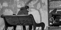 Мужчина на скамейке / Фото: Natalia Trofimova / unsplash.com - ИА Амител