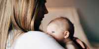 Мать с младенцем / Фото: unsplash.com / Hollie Santos - ИА Амител