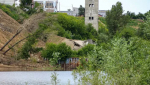 В Барнауле повалили одну из башен старого элеватора