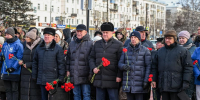 В Барнауле в День Героев Отечества к памятным местам возложили цветы - Администрация г. Барнаул