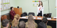 Вопросы дискриминации ВИЧ-положительных людей обсудили с бойцами студенческих отрядов специалисты Управления Роспотребнадзора по Алтайскому краю совместно с сотрудниками Центра гигиены и эпидемиологии и врачами Алтайского краевого центра по профилактике борьбе со СПИДом и инфекционными заболеваниями - Роспотребнадзор