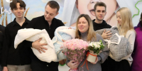 Тройняшки и их семья / Фото: страница перинатального центра "Дар" во "ВКонтакте" - ИА Амител
