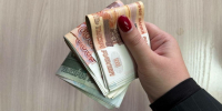 Деньги в руке / Фото: amic.ru / Алина Богомолова - ИА Амител