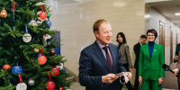 Губернатор Алтайского края Виктор Томенко дал старт Всероссийской акции «Елка желаний» в Алтайском крае - Газета Первомайский вестник