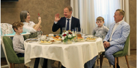Губернатор Алтайского края за чашкой чая пообщался с многодетными семьями Фото №1 - Алтайская правда