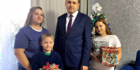 Глава Ленинского района вручил новогодние подарки детям участников СВО - Администрация г. Барнаул