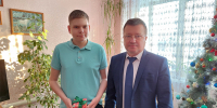 Начальник Алтайпищепрома вручил заветный подарок участнику акции «Елка желаний» - Администрация Алтайского края