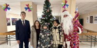 Представители администрации города и Барнаульской городской Думы вручают новогодние подарки юным барнаульцам - Администрация г. Барнаул