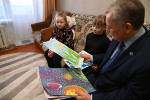 Александр Романенко вручил подарки участникам акции «Желание под ёлкой»