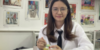 Главную елку Эрмитажа украсила новогодняя игрушка, которую создала юная рубцовчанка Фото №1 - Алтайская правда