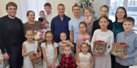 Глава города Вячеслав Франк поздравил с наступающим Новым годом многодетную семью Брит - Администрация г. Барнаул