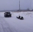 Дети катаются на привязанных к автомобилю плюшках в Алтайском крае / Фото: Mash Siberia - ИА Амител