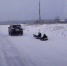 Дети катаются на привязанных к автомобилю плюшках в Алтайском крае / Кадр из видео Mash Siberia - ИА Амител