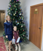 Офицеры следственного управления СК России по Алтайскому краю продолжают дарить новогоднее волшебство