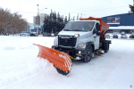 В Барнауле продолжается очистка общественных территорий от снега