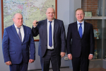 Губернатор Алтайского края Виктор Томенко вручил главам городов и районов региона ключи от дорожной и коммунальной техники