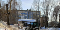 Управляющие компании в Индустриальном районе продолжают очистку дворовых территорий и крыш многоквартирных домов - Администрация г. Барнаул
