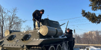 Накануне Дня Защитника Отечества студенты Барнаульского лицея железнодорожного транспорта очистили от снега памятник танку Т-34 - Администрация г. Барнаул