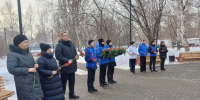 В Индустриальном районе в  День защитника Отчества состоялось возложение цветов - Администрация г. Барнаул