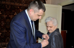 Глава Ленинского района Евгений Авраменко вручил ветерану медаль к 80-летию Великой Победы