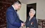 Глава Ленинского района Евгений Авраменко вручил ветерану медаль к 80-летию Великой Победы