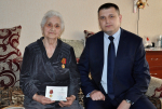 Глава Ленинского района Евгений Авраменко вручил ветерану медаль к 80-летию Великой Победы
