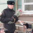 Полицейские вышли на улицы Барнаула с цветами, чтобы поздравить женщин с наступающим 8 Марта - Телеканал Катунь 24