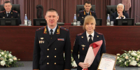 Начальник ГУ МВД России по Алтайскому краю поздравил сотрудниц ОВД с  8 Марта* Фото №1 - Алтайская правда