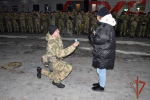 Росгвардеец - участник СВО сделал предложение своей девушке на перроне вокзала в Барнауле
