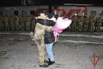 Росгвардеец - участник СВО сделал предложение своей девушке на перроне вокзала в Барнауле