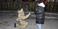 Боец ОМОН сделал предложение возлюбленной на вокзале в Барнауле - Barneos22.ru