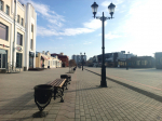 На общественных территориях Барнаула устанавливают скамейки, которые были убраны на зимний период
