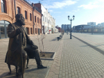На общественных территориях Барнаула устанавливают скамейки, которые были убраны на зимний период