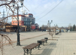На общественных территориях Барнаула устанавливают скамейки, которые были убраны на зимний период