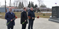 Губернатор Алтайского края Виктор Томенко возложил цветы к мемориальным комплексам Краснощековского района - Администрация Алтайского края