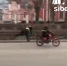Полицейский в Барнауле на ходу остановил мотоцикл нарушителя. Видео - Сетевое издание Толк