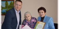 Жительницу блокадного Ленинграда, ветерана санитарно-эпидемиологический службы Алтайского края Людмилу Николаевну Коржову поздравили с 80-ой годовщиной Победы руководитель Управления Роспотребнадзора и главный врач Центра гигиены и эпидемиологии в Алтайском крае - Роспотребнадзор