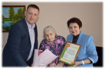 Жительницу блокадного Ленинграда, ветерана санитарно-эпидемиологический службы Алтайского края Людмилу Николаевну Коржову поздравили с 80-ой годовщиной Победы руководитель Управления Роспотребнадзора и главный врач Центра гигиены и эпидемиологии в Алтайском крае