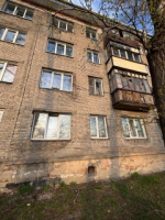 Следователи СК России по Алтайскому краю устанавливают обстоятельства падения из окна несовершеннолетнего ребенка в городе Бийске